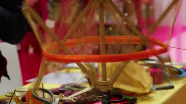 編む工場で糸の球を作成するための非常に迅速かつ糸を回す木の回転車輪 — ストック動画