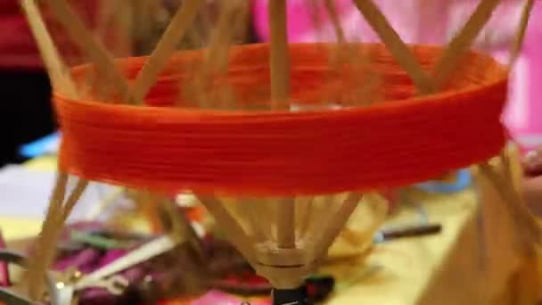 针织厂生产纱球用的旋转木纺轮和毛线 — 图库视频影像
