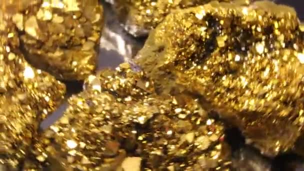 Błyszczące Duże Bryłki Złota Znalezione Przez Poszukiwacza Wirującego Gramofonie — Wideo stockowe