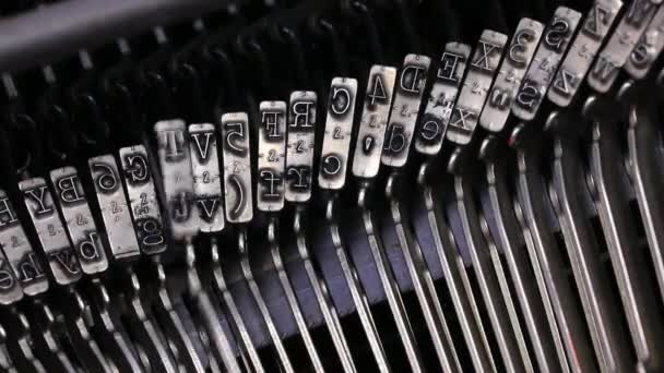 具有打字机浮雕字符的长金属杠杆的运动力学 — 图库视频影像