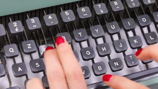 Пальцы Красным Лаком Ногтей Молодой Секретарши Печатающей Ключи Клавиатуре Винтажной — стоковое видео