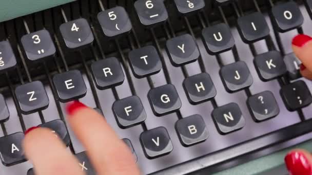 Пальцы Лаком Ногтей Молодой Секретарши Печатающей Клавиши Клавиатуре Офисе — стоковое видео