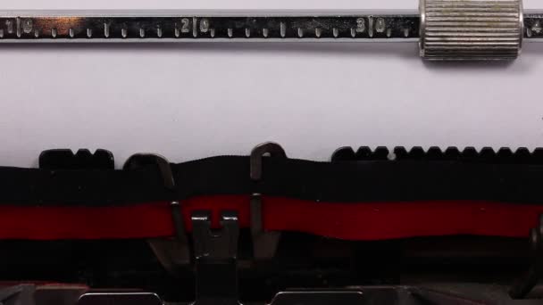 Μεγάλο Ρέον Κείμενο Happy Birthday Γραμμένο Παλιά Γραφομηχανή Μαύρο Μελάνι — Αρχείο Βίντεο