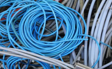 endüstriyel geri dönüşüm tesisinde geri dönüşüm için malzeme kablosu kullanıldı.