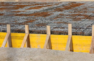 İnşaatta işçilerin olmadığı güçlendirilmiş beton temel inşaatı