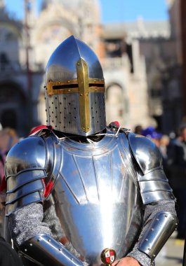 Venedik, VE, İtalya - 13 Şubat 2024: Saint Mark Meydanı 'ndaki karnaval sırasında ortaçağ zırhı ve demir miğferiyle kılık değiştirmiş kişi