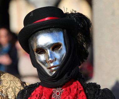 Venedik, VE, İtalya - 13 Şubat 2024: Karnaval sırasında Ay 'ı sembolize eden gümüş maske