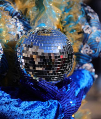 Venedik, VE, İtalya - 13 Şubat 2024: Karnaval sırasında mavi elbiseyle gizlenmiş kişinin elindeki aynalardan oluşan küre