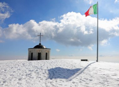 Pieve, TV, WAR İtalya - 13 Mart 2024: 1. Dünya Savaşı 'nın askeri anıtı ve karlı küçük kilise