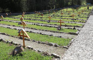 Tonezza, VI, İtalya - 14 Nisan 2024: Veneto Bölgesi 'ndeki Birinci Dünya Savaşı' nda Avusturya-Macaristan askerlerinin savaş mezarlığında haçlar öldü
