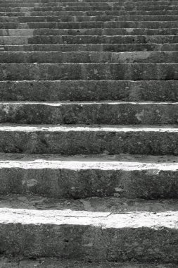 Sonsuzluğa doğru yükselen gri taş basamakları olan çok uzun merdivenler.