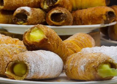 Günün başlangıcında besleyici bir kahvaltı için kafe tezgahında kremayla dolu tatlı bir canoli.