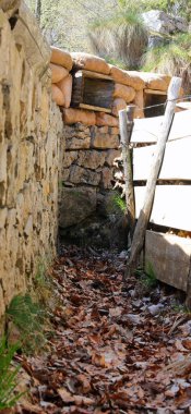 Savaş sırasında askerlerin düşmanlardan korunduğu cephede çok dar bir siper vardı.