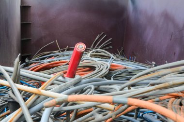 f atık madde toplanması için geri dönüşüm merkezinde kablo ve elektrik ekipmanı kullanıldı