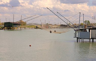 Adriyatik Denizi balıkçı kulübeleri Bilancioni veya Padelloni olarak adlandırılır.