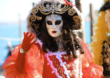 Venedik, VE, İtalya - 13 Şubat 2024 Venedik Karnavalı sırasında yüzünde kırmızı eldiven ve maske vardı
