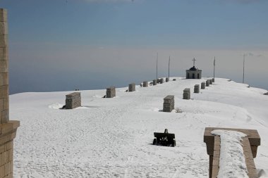 Pieve, TV, İtalya - 13 Mart 2024: Askeri Anıt, kışın beyaz karlı Birinci Dünya Savaşı 'nın ossuaresidir.