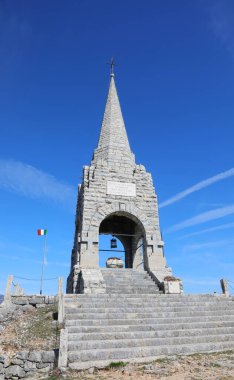 Tonezza, VI, İtalya - 14 Nisan 2024: Veneto Bölgesi ve İtalyan bayrağı Birinci Dünya Savaşı Ossuarisi