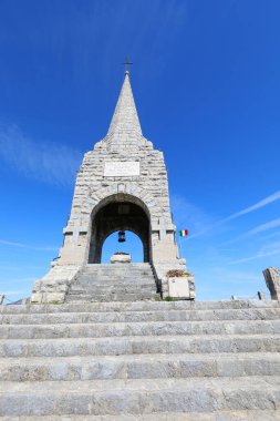 Tonezza del Cimone, VI, İtalya - 14 Nisan 2024: İtalyan bayrağıyla Birinci Dünya Savaşı Anıtı