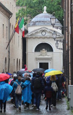 Ravenna, RA, İtalya - 27 Nisan 2024: Birçok kişi ve İlahi Komedi 'nin TOMB yazarı