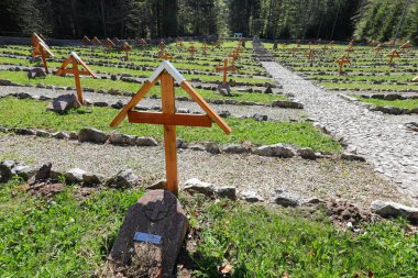 Tonezza, VI, İtalya - 14 Nisan 2024: Veneto Bölgesi 'ndeki Birinci Dünya Savaşı' nda Avusturya-Macaristan askerlerinin savaş mezarlığında haçlar öldü