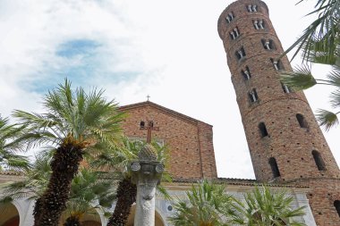 Ravenna, RA, İtalya - 27 Nisan 2024: Saint Apollinare Nuovo Kilisesi ve çan kulesi ve çam kozalağı heykeli