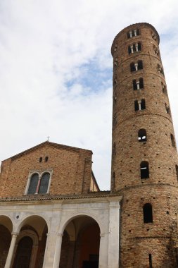 Ravenna, RA, İtalya - 27 Nisan 2024: St Apollinare Nuovo ve çan kulesi tek kollu, çift kollu ve üçlü kollu pencereli