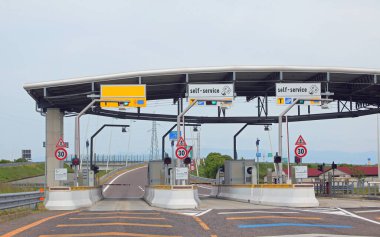 Longare, VI, İtalya - 28 Nisan 2024: Otoyol yolculuğundan sonra otomatik geçiş ücreti