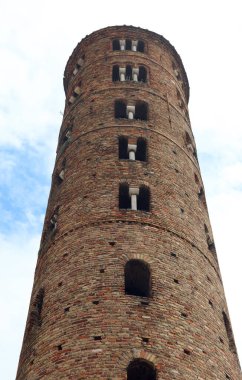 Kuzey İtalya 'daki RAVENNA şehrindeki Saint Apollinare Nuovo Kilisesi çan kulesi.