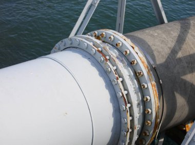 Sıvı ve gaz taşımak için cıvatalı büyük çelik boru.