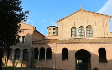 Sınıfı, RA, İtalya - 27 Nisan 2024: Ravenna City yakınlarındaki Saint Apollinare Bazilikası ve çan kulesi