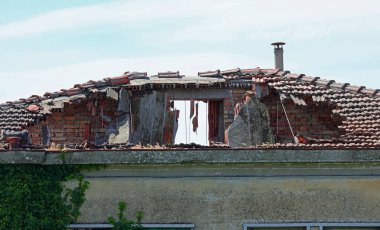 Hasarlı evin çatısında içeriden dışarıya açılan bir delik var.