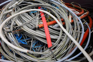 Geri dönüşüm için bakır ve kirletici plastik atık sahalarına atılan elektrik kabloları