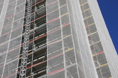 Enerji tüketimini azaltmak için izolasyon panelleri kurulumu için apartman ve inşaat iskelesi ayrıntıları