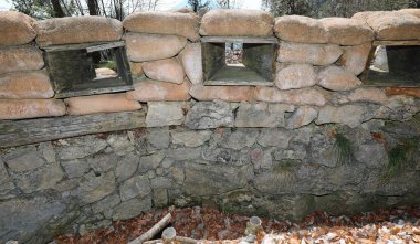 Ordu askerlerini düşman baskınlarından ve patlamalarından korumak için kazılmış bir siperin kum torbaları.