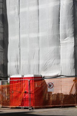 İnşaat alanı iskelesi ve inşaat işçileri ve tuğla ustaları tarafından kullanılan taşınabilir tuvaletler.
