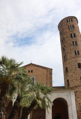 Ravenna, RA, İtalya - 27 Nisan 2024: Saint Apollinare Nuovo Kilisesi ve çan kulesi