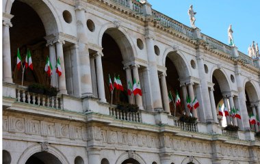 Vicenza, VI, İtalya - 10 Mayıs 2024: Şehrin ana meydanındaki Bazilika Palladiana 'da birçok İtalyan bayrağı
