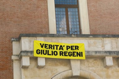Vicenza, VI, İtalya - 10 Mayıs 2024: Mısır 'da öldürülen bir İtalyan' ın GIULIO REGENI için Gerçek anlamına gelen metinle Banner