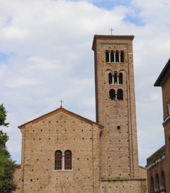 Kuzey İtalya 'da Ravenna City' deki antik Aziz Francesca Kilisesi ve çan kulesi ve pazar standları