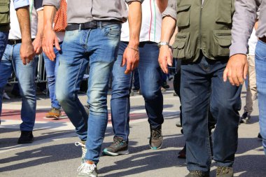 Sokakta kot pantolonla yürüyen adamların bacakları görünmeden ayrılıyorlardı.