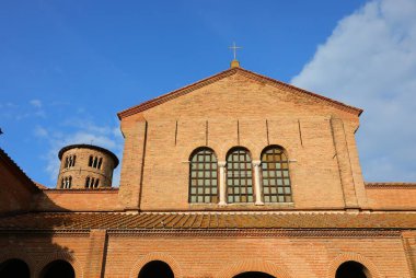 Saint Apollinare Bazilikası Ravenna City yakınlarındaki Classe 'de ve kişniş çan kulesi
