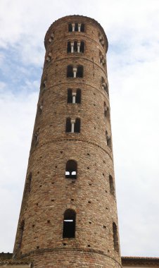 Ravenna İtalya 'daki St Apollinare' in tek kollu, çift kollu ve üç kollu çan kulesinin ayrıntıları.