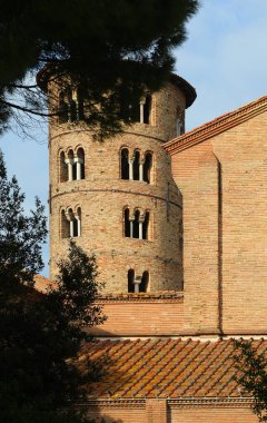 Sınıfı, RA, İtalya - 27 Nisan 2024: Ravenna City yakınlarındaki Saint Apollinare Bazilikasının çan kulesi