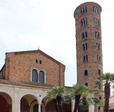 Ravenna, RA, İtalya - 27 Nisan 2024: Saint Apollinare Nuovo Kilisesi ve çan kulesi ve palmiyeler
