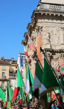 Vicenza, VI, İtalya - 10 Mayıs 2024: Alp Kolordusu Ulusal Meclisi bayrakları ve pankartları