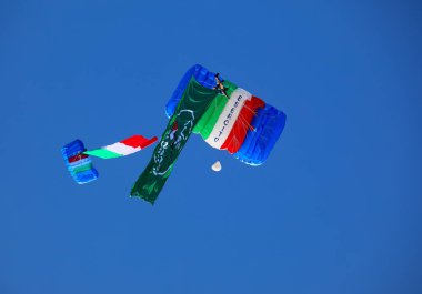 Vicenza, VI, İtalya - 10 Mayıs 2024: Alpini İtalyan askeri birliği ulusal meclisi sırasında İtalyan bayrağı ve yeşil bayrağı taşıyan paraşütçü