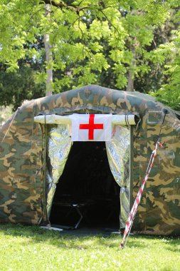 Vicenza, VI, İtalya - 10 Mayıs 2024: Girişinde Kızıl Haç sembolü bulunan askeri sahra hastanesi çadırı
