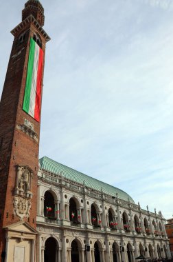 Vicenza, VI, İtalya - 10 Mayıs 2024: Torre Bissara Kulesi büyük İtalyan bayrağıyla kentin en ünlü simgesi