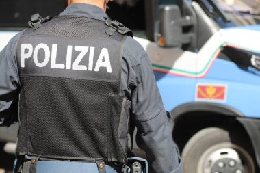 Vicenza, VI, İtalya - 10 Mayıs 2024: İtalyan polis memuru büyük POLİZIA metniyle İtalyanca ve isyan kontrol minibüsünde POLICE anlamına geliyor